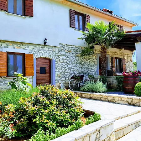 Dom wakacyjny Casa Ivanovac With Pool And Large Front Yard *