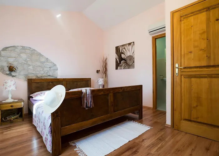 Casa Ivanovac With Pool And Large Front Yard Vakantiehuis