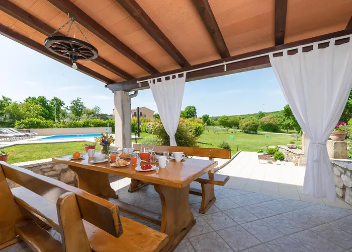 Casa Ivanovac With Pool And Large Front Yard